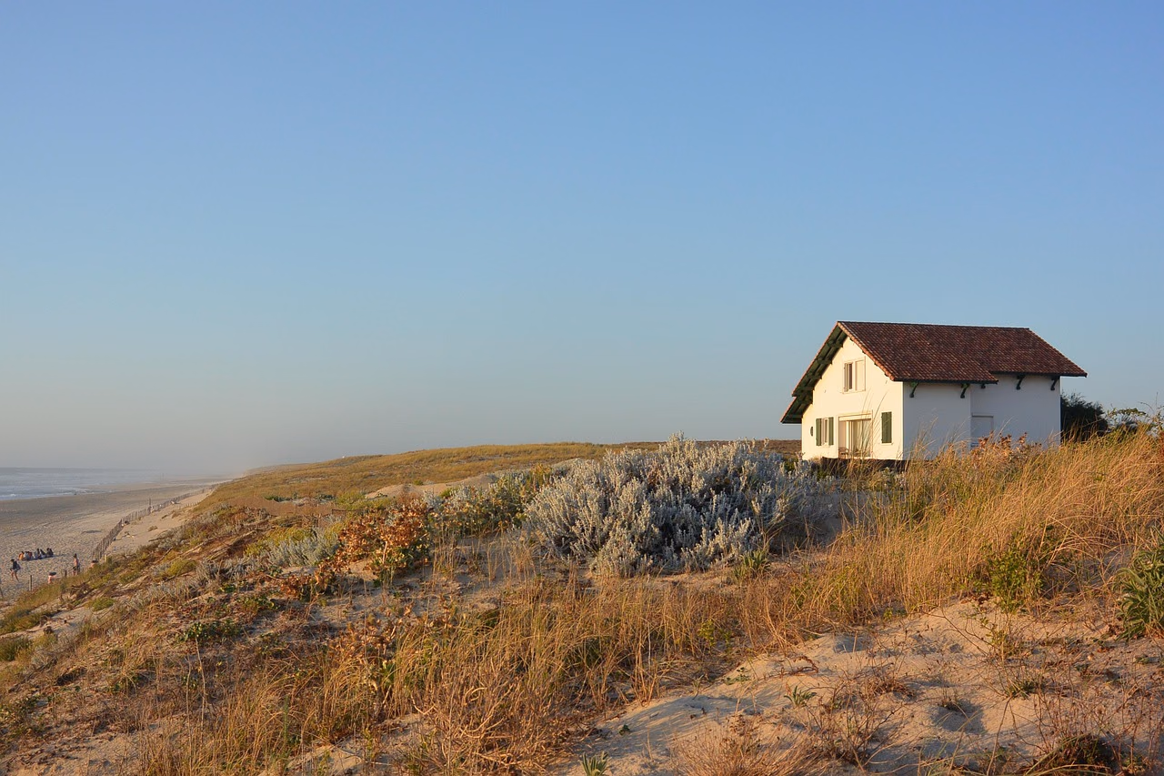 Vitt hus på dyn vid havet